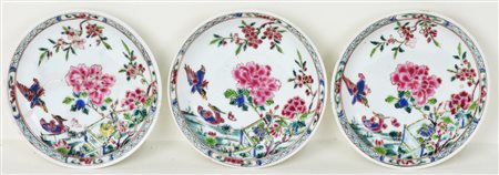 LOTTO DI 3 PIATTINI CINESI Famiglia Rosa Cina, XIX secolo diam cm 11,5...