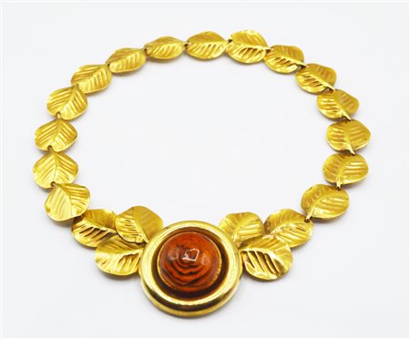 GIROCOLLO IN METALLO DORATO realizzato a maglie snodate a motivo fogliaceo...