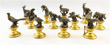 12 SEGNAPOSTO in argento 800 dorato e brunito, modellato ad animali....