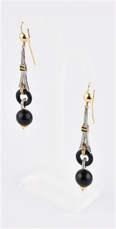 PAIO DI ORECCHINI PENDENTI IN ORO 14K, ONICE E DIAMANTI realizzati con ago ed...