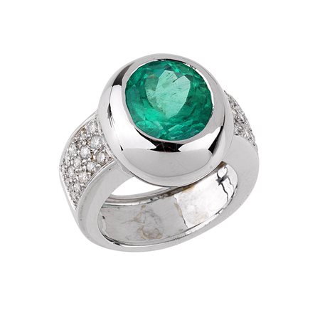 ANELLO IN ORO BIANCO, SMERALDO E DIAMANTI montatura bombata centrata da uno...