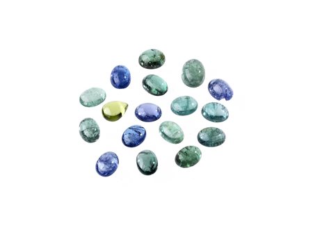 LOTTO DI DICIASSETTE PIETRE SEMI-PREZIOSE PER CT 25.64 dI forma ovale e a...