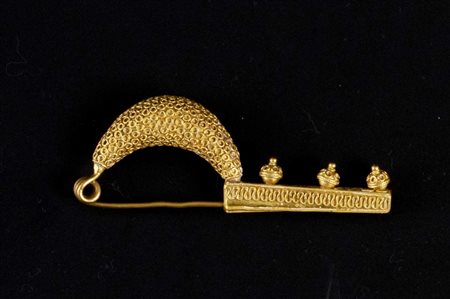 FIBULA IN STILE ETRUSCO DATAZIONE: inizi sec. XX MATERIA E TECNICA: oro a 24...