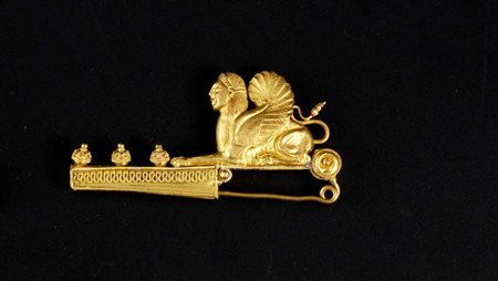 FIBULA IN STILE ETRUSCO DATAZIONE: inizi sec. XX MATERIA E TECNICA: oro a 24...