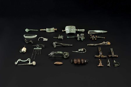 LOTTO DI FIBULE, UNA GHIANDA MISSILE DATAZIONE: XI sec. a. C.- III-IV sec. d....
