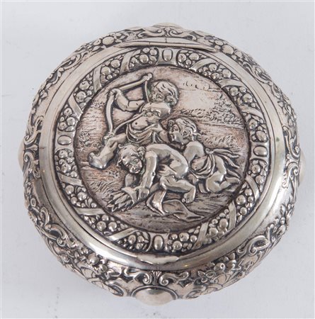 Argentiere tedesco, XX secolo. Scatola rotonda in argento 800 decorata con...