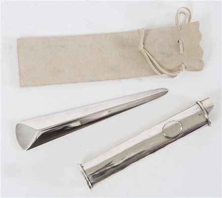 Lotto composto da due oggetti in argento. 1. Scanabissi Bruno, Bologna....