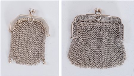 Coppia di borse in argento 800. 1. Borsa in argento 800. Reca su entrambi i...