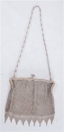 Argentiere di inizio XX secolo. Borsa in argento 800. Sul manico reca punzone...