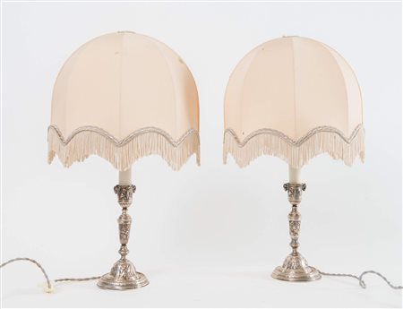 Coppia di portalampade in argento 800. Sul bordo inferiore recano punzoni:...