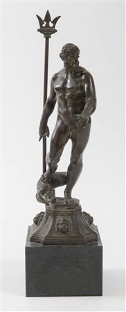 NETTUNO, XX secolo. Scultura-trofeo in bronzo con base di marmo. Copia del...