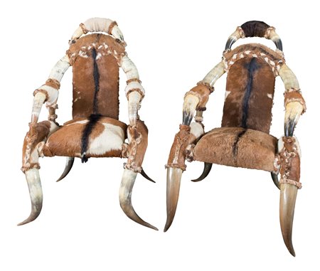 Coppia di POLTRONE in pelle e corna. Arte popolare, XX secolo. Cm 115x72x75.