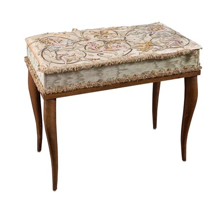 SGABELLO A PANCA. Prima metà del XX secolo. Il coperchio è ricamato e...