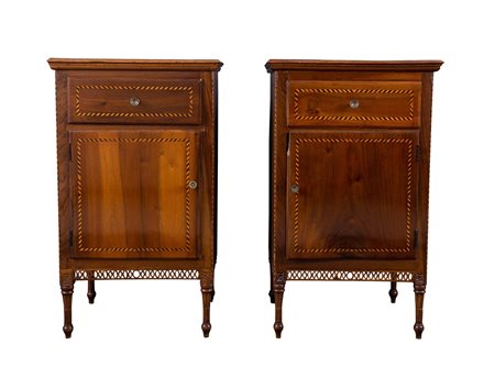 COPPIA DI COMODINI in noce, filettati in ebano e acero. Veneto, fine del...