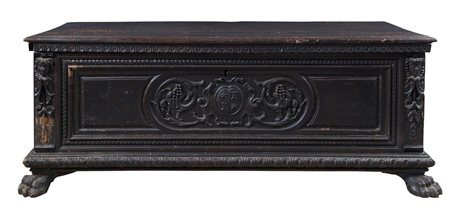 CASSAPANCA in massello di noce. Lombardo-veneto, prima metà del XVII secolo....