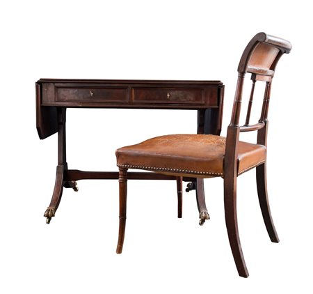 Lotto composto da TAVOLO SCRITTOIO e SEDIA, realizzati entrambi in mogano....
