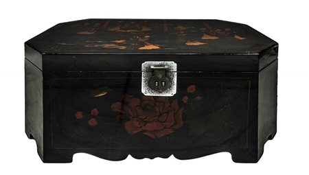 Antico baule cinese da viaggio in legno laccato dipinto a mano sul fronte con...