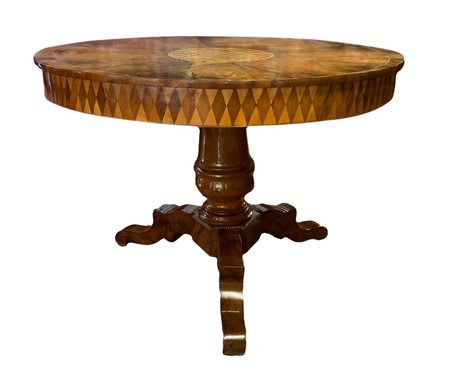Elegante tavolo da centro rotondo. Piano in radica con al centro intarsi di...