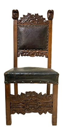 Gruppo di N. 8 sedie neorinascimentale, secolo XIX. In legno di noce con...