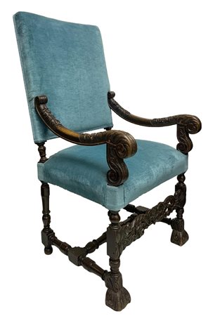 Poltrona in legno di noce scolpito, Lombardia, Italia, XVII secolo. Con...