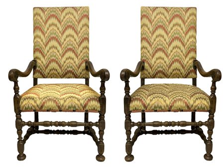 Coppia di poltrone in legno di noce, Piemonte, Italia, XVII secolo. Di linea...