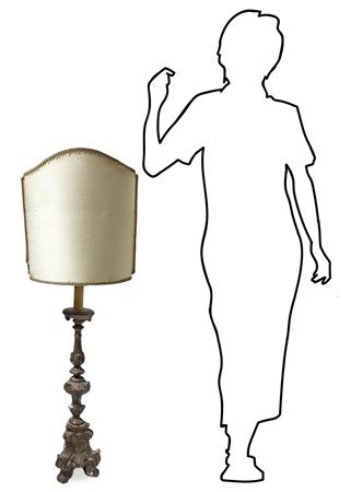 Candeliere in legno laccato, XVIII secolo. H cm 70.