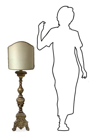 Candeliere in legno dorato, XVIII secolo H cm 97.