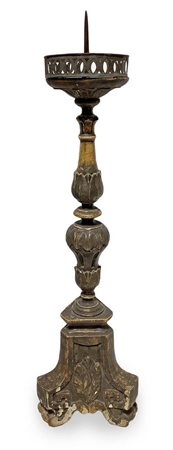 Candeliere in legno laccato, XVIII secolo H cm 79.