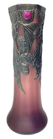 Vaso in vetro ametista con decorazioni liberty, inizi XX secolo. H cm 41.