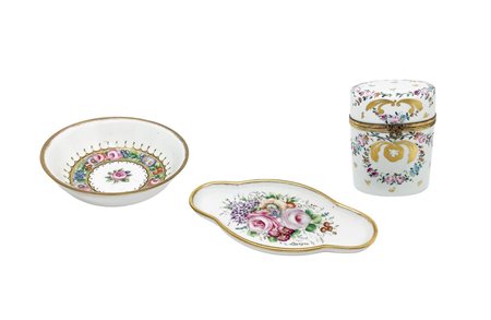 Gruppo di tre miniature in porcellana Limoges con decoro floreale: Vassoio,...