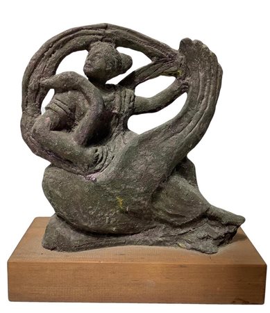 Scultura in terracotta patinata a bronzo con base in legno raffigurante Leda...