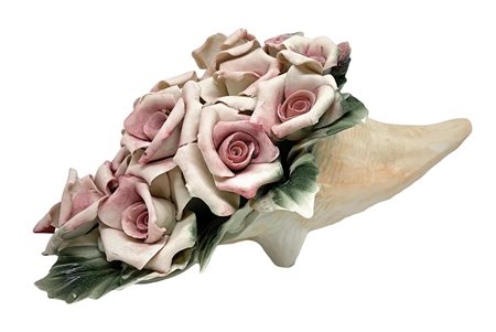 Cornucopia con fiori in porcellana di Capodimonte, XX secolo. Lunghezza cm 27x11