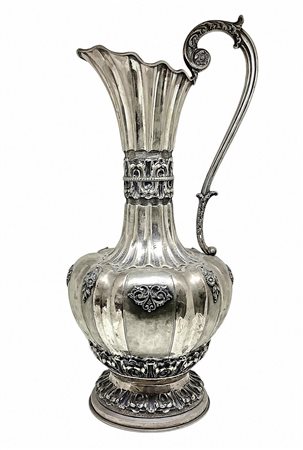 Importante anfora in argento, inizi XX secolo.Con manico, corpo lobato e...