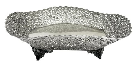 Centrotavola in argento 800 con tesa merlettata. H cm 5. Cm 18x18. Gr 230.