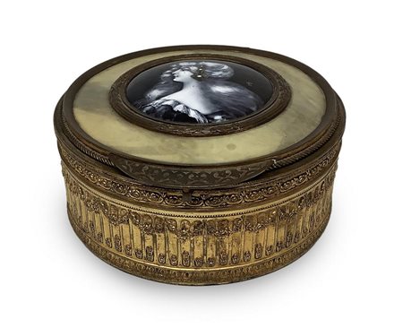 Portagioie in metallo dorato XIX secolo. Sul coperchio rame smaltato Limoges...