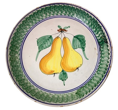 Piatto, Caltagirone, XX secolo. Con disegno centrale di pere. Diametro cm 47