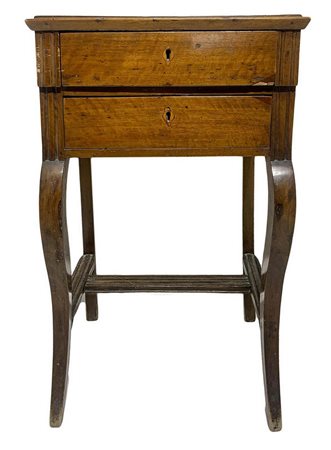 Comodino a due cassetti, Sicilia, XIX secolo. In legno di noce con piedi a...