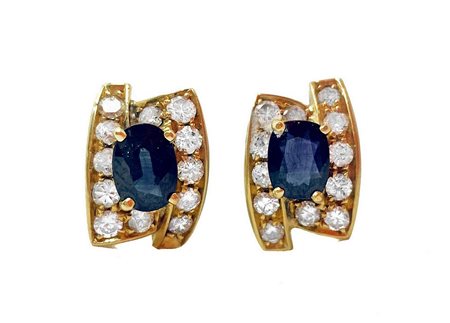 Orecchini in oro giallo con zaffiri e brillanti. Gr 7.1.