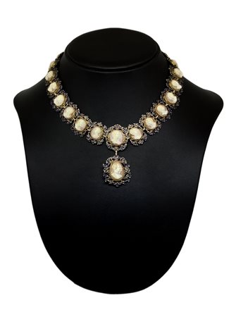 Collana di fattura siciliana del XVIII secolo, in oro rosso e smalti blu...