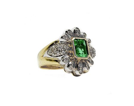 Anello in oro giallo, brillanti e smeraldi. Brillanti kt 1,10, smeraldi kt...
