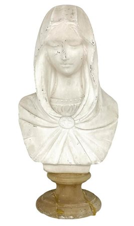 Mezzobusto in marmo bianco raffigurante donna con mantello in testa. Inizi XX...