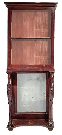 Vetrina in legno di mogano. Parte superiore a vetri con mensola al centro di...