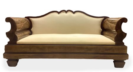 Divano in legno di mogano e piuma di mogano. Braccioli scatolati e perfilati...