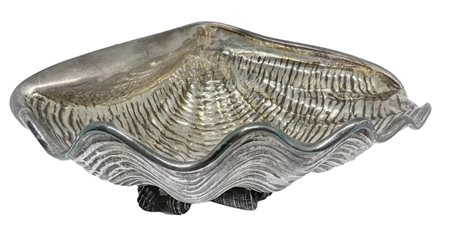 Conchiglia portaoggetti argentata, XX secolo. Cm 10x28.