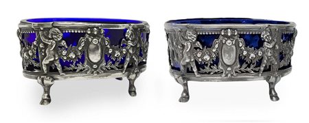 n. 2 saliere in argento con vetri blu e puttini. H cm 4,5x8