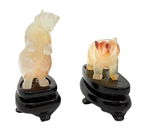 Coppia di statuette raffigurante orsi, XX secolo. Con base in legno. H cm 7; 5.