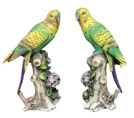 Coppia di statuette in porcellana di Capodimonte raffiguranti pappagalli. H...