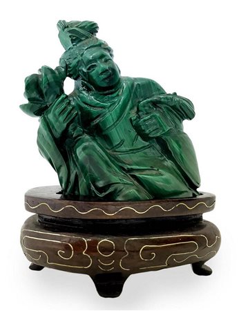 Piccola scultura in malachite raffigurante personaggio cinese con fiore in...