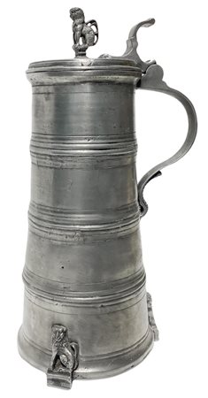 Antica caraffa in peltro. Manico con leone. Piedini con forme canine H cm 43