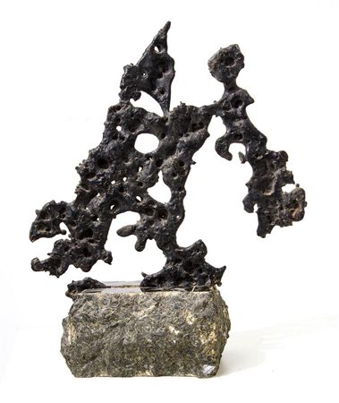 Scultura anni 60, stile informale, base in granito nero, struttura in fusione...